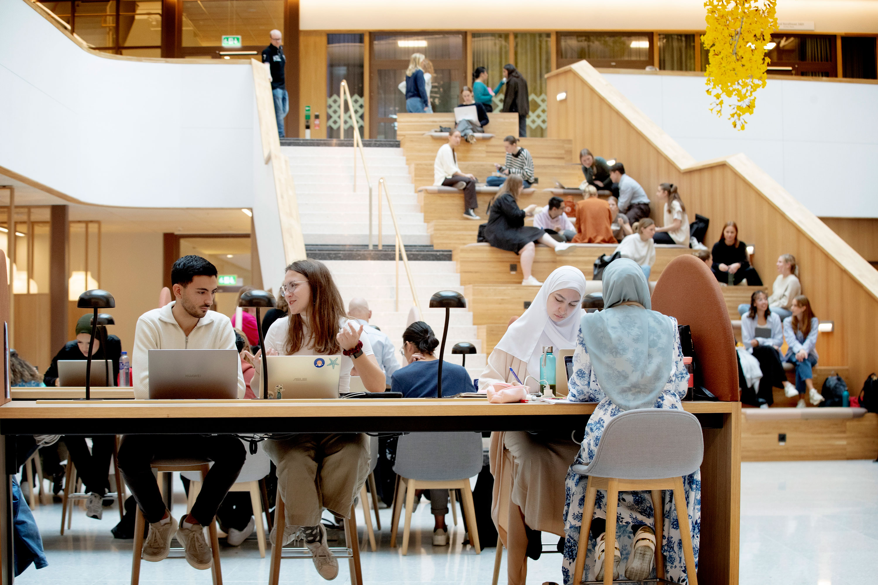 Studenter i Natriums atrium
