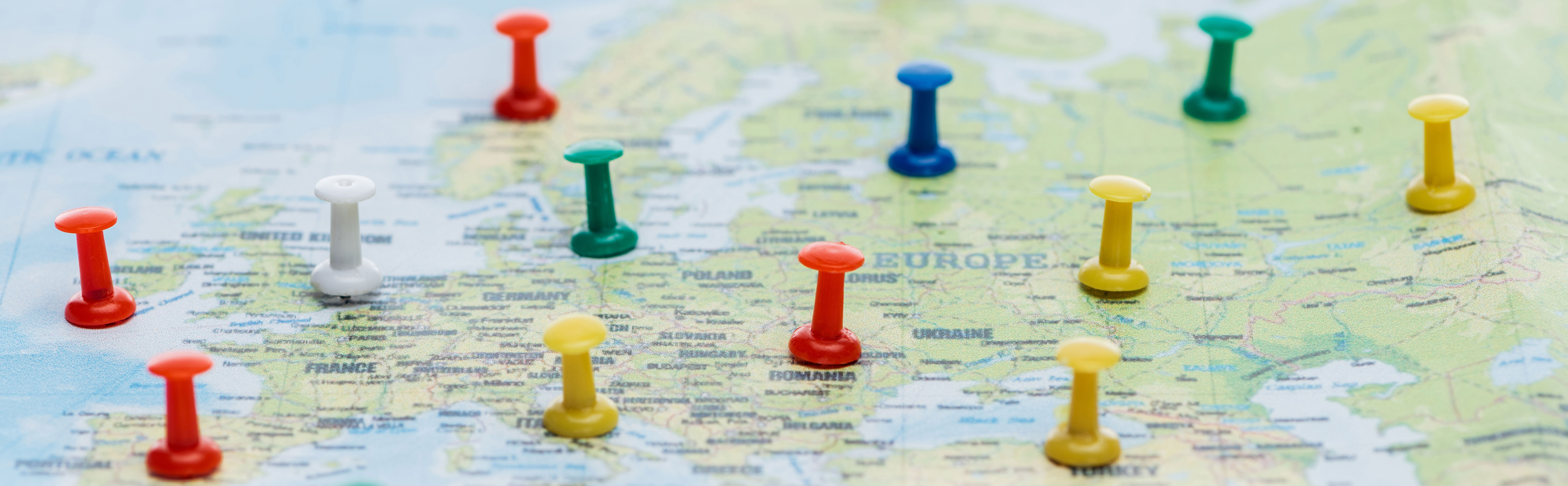 En dekorativ karta av Europa med färgglada nålar 