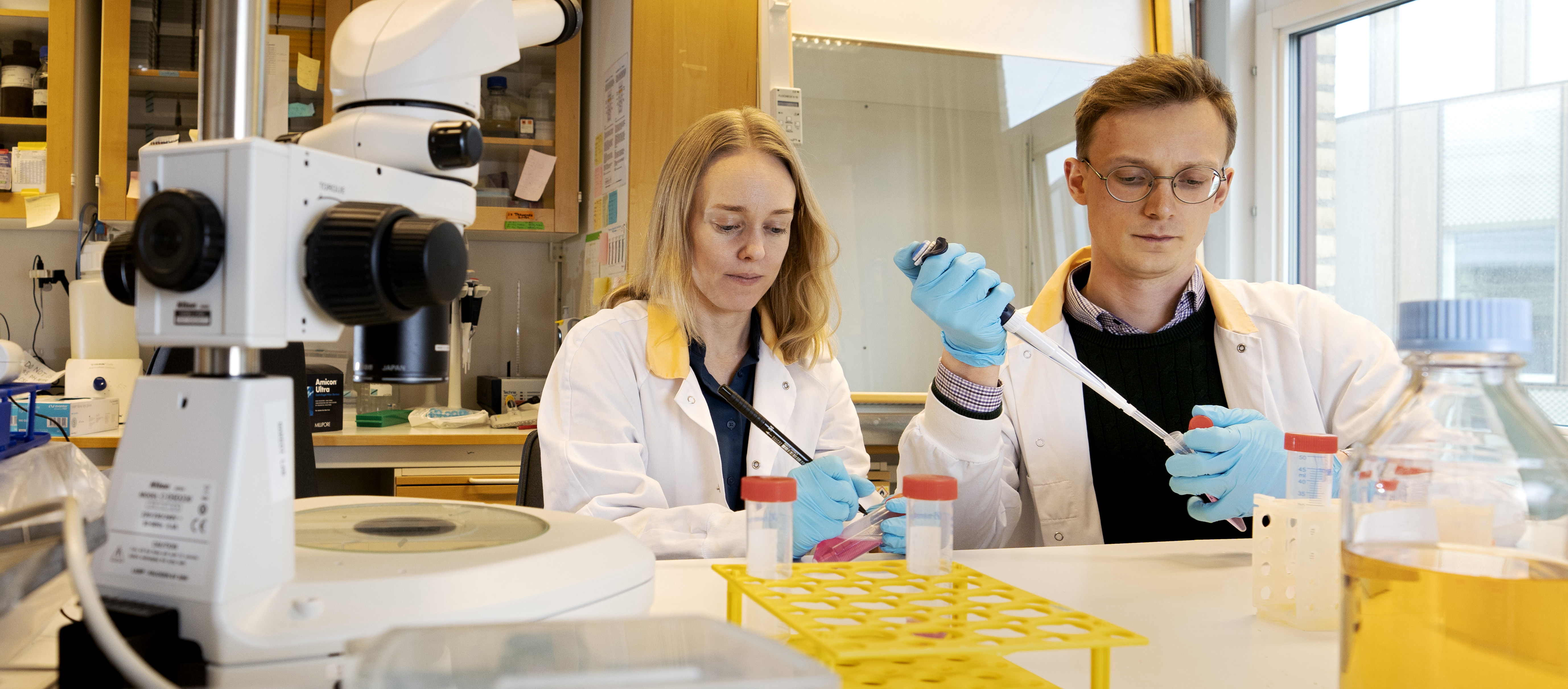 Rebecca Riise och Love Renström arbetar i labbet.
