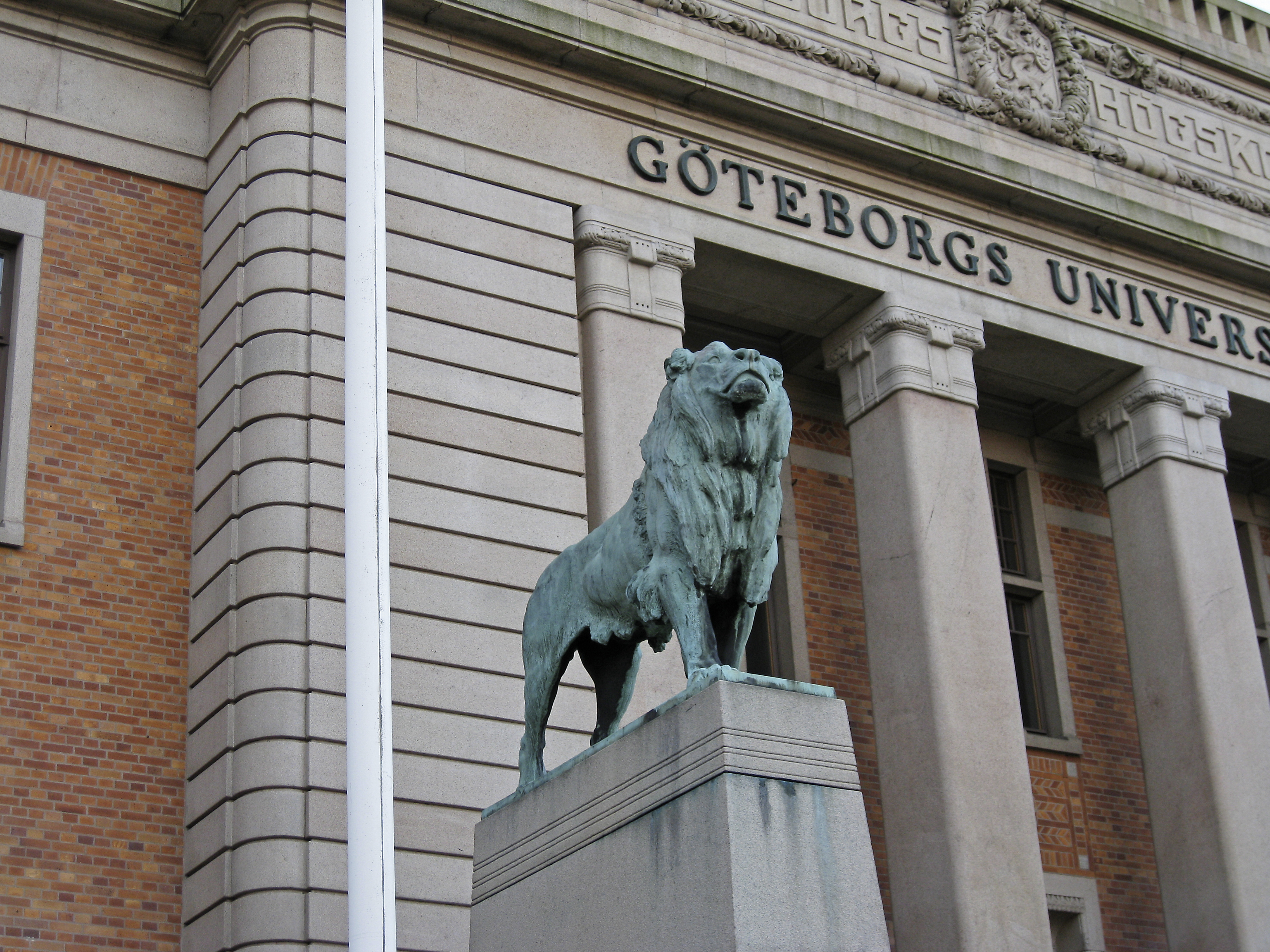 Lejon utanför universitetets huvudbyggnad