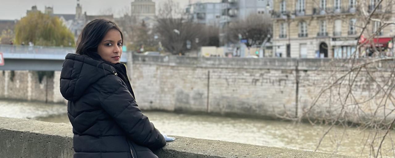 kvinna står vid en flod