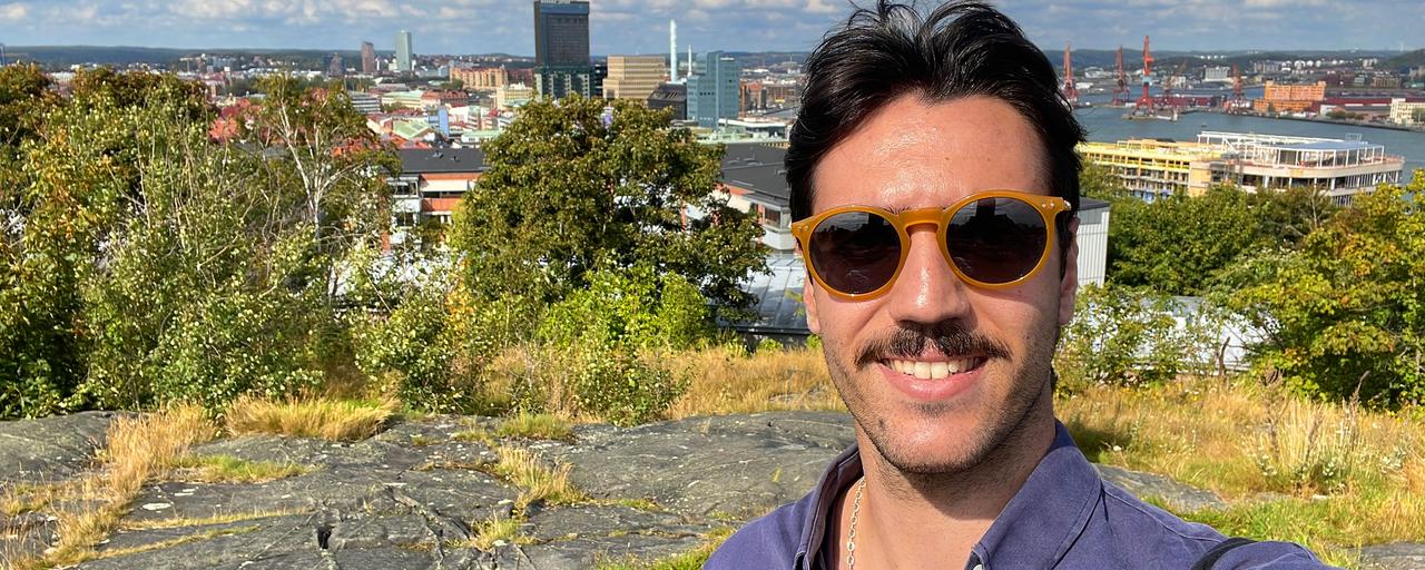 man framför vacker utsikt över stad