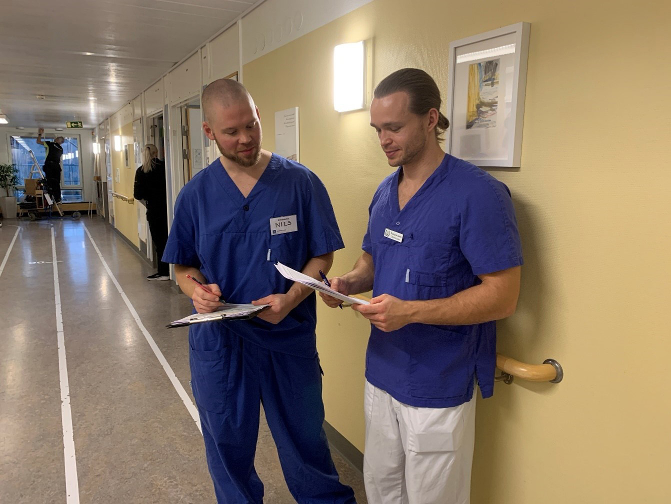 Dietiststudenterna Nils och Pontus på Östra Sjukhuset