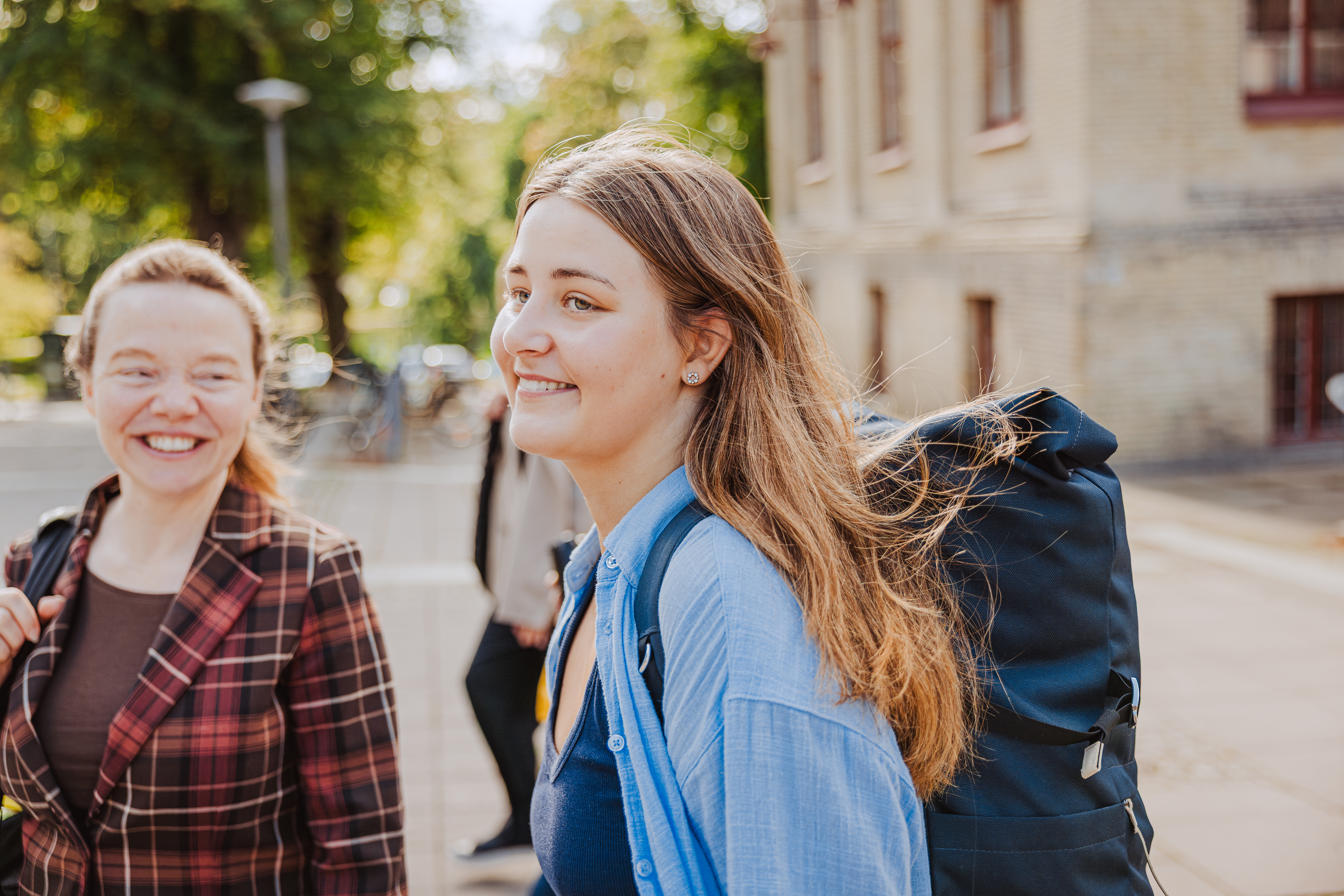 Studenter utanför C-huset på Pedagogen