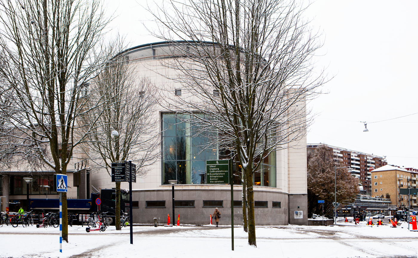 Foto på Ekonomiska bibliotekets fasad i snötäckt vinterlandskap