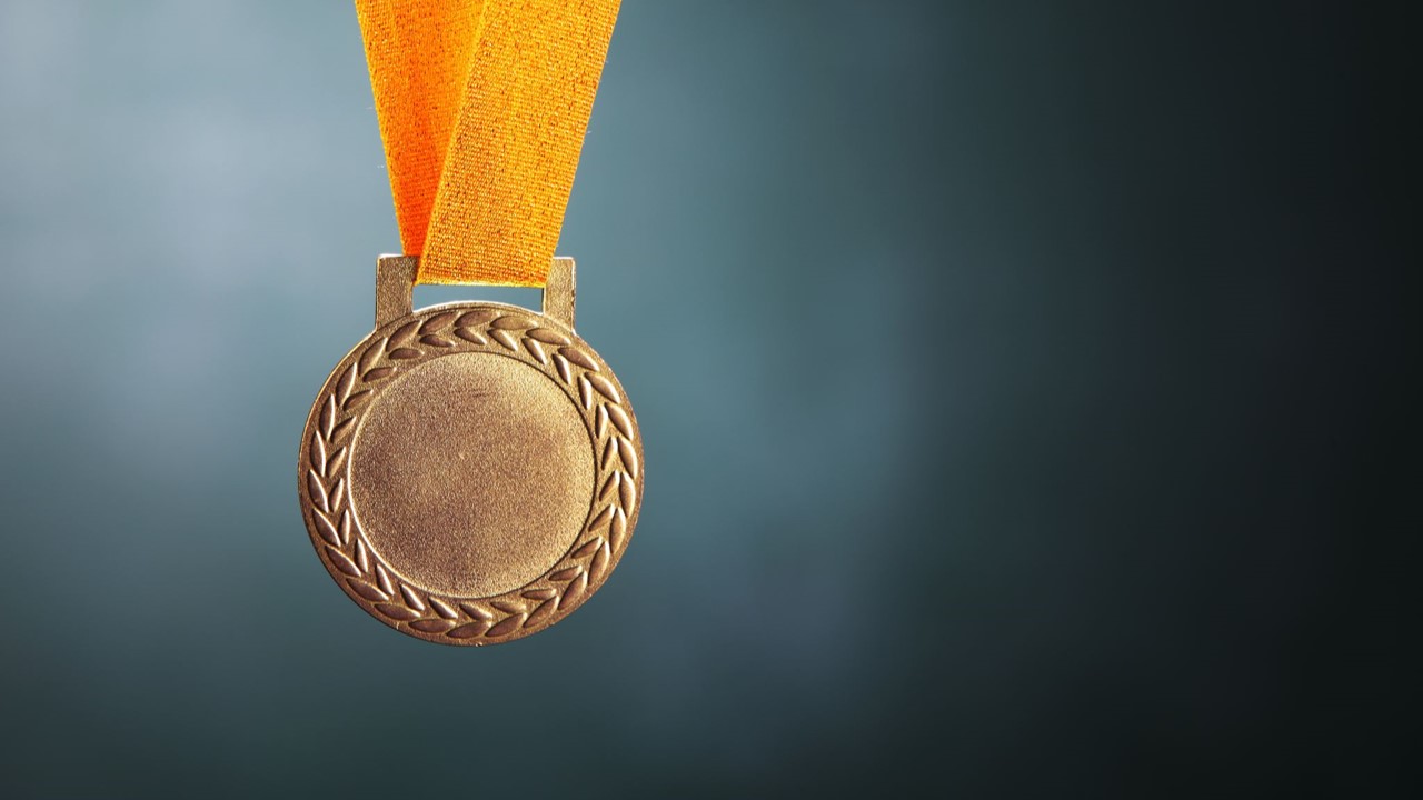 Bild på en medalj i guldrem