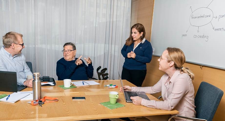 Forskare knutna till GPCC diskuterar runt ett bord