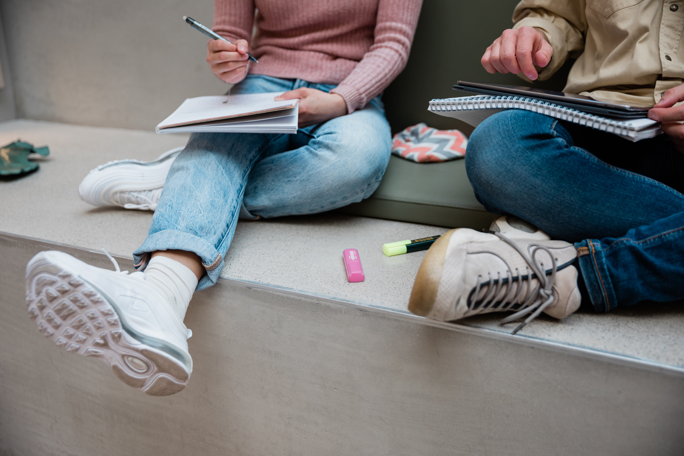 Two persons with notebooks