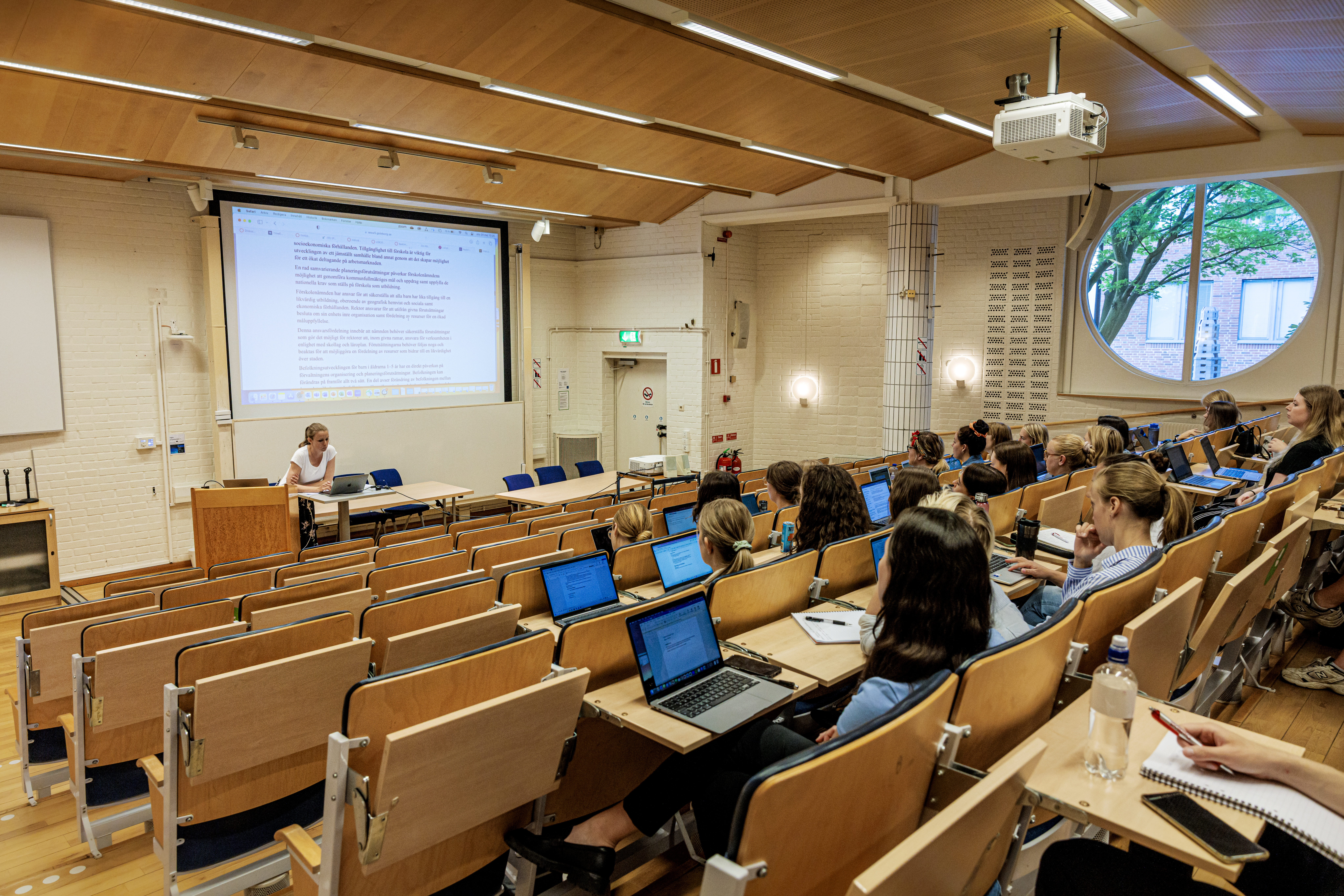 Studenter som lyssnar till en föreläsning i hörsalen Dragonen