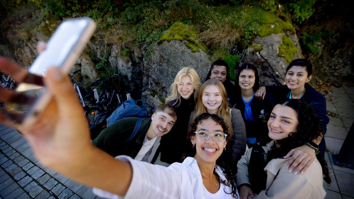 glada studenter som tar en selfie