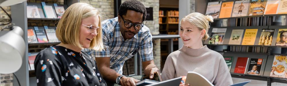 Studenter i Pedagogiska biblioteket