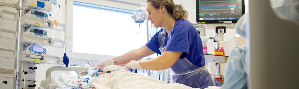 Intensivvårdssjuksköterska på Sahlgrenska universitetssjukhuset tar hand om en patient.