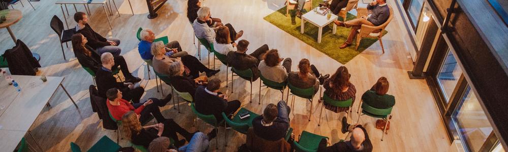 Studenter i textsamtal i Glashuset