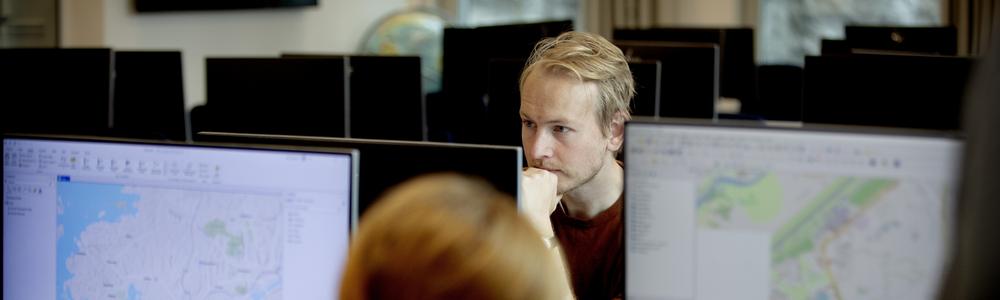 En student arbetar i datalabb