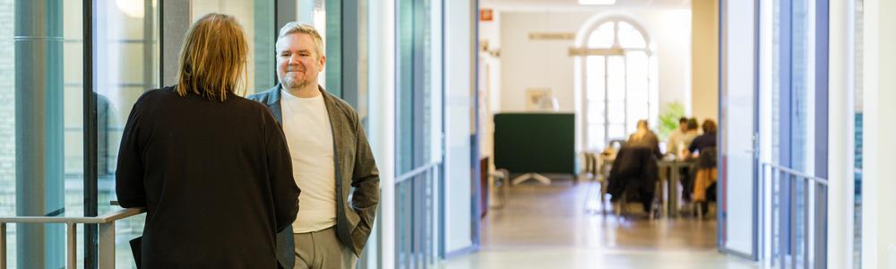 Student i korridor i Pedagogens hus A