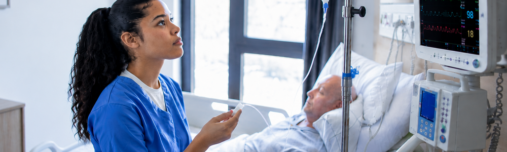 Strokepatient i säng omgiven av sjuksköterska och läkare