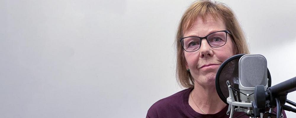 Lena Havstam Johansson vid mikrofonen i Medietekniks inspelningsstudio.