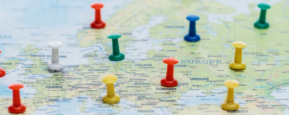 Karta över Europa med nålar på de olika länderna