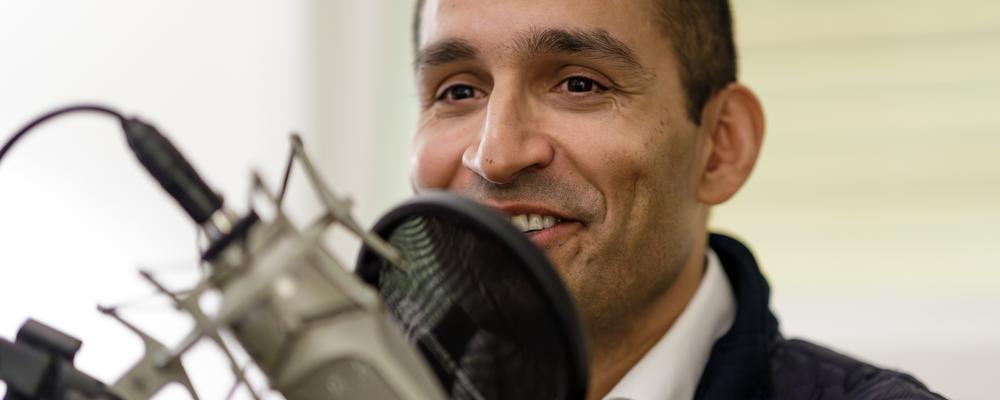 Yohan Robins pratar i en mikrofon