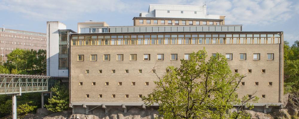 En exteriört bild tagen av Biomedicinska biblioteket från sjukhussidan.