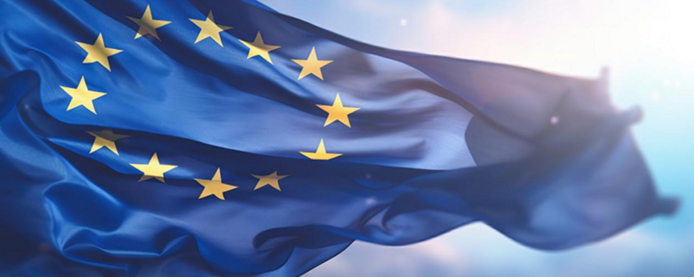 En fladdrande EU-flagga i motljus
