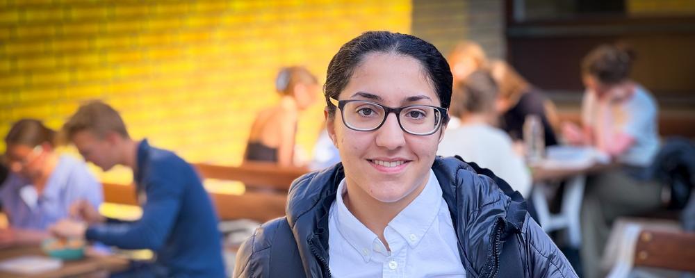 Houda Oraham utomhus i blå täckjacka.