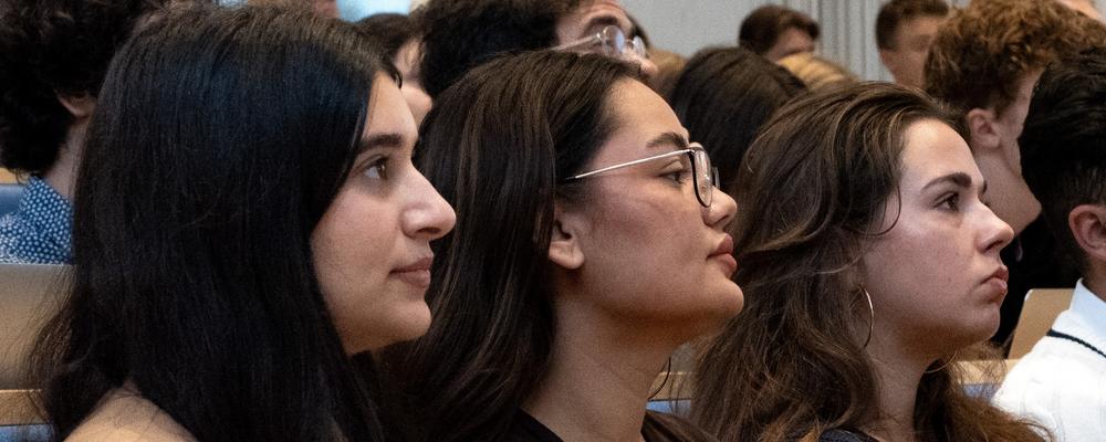 Tre läkarstudenter lyssnar uppmärksamt under terminsintroduktionen.