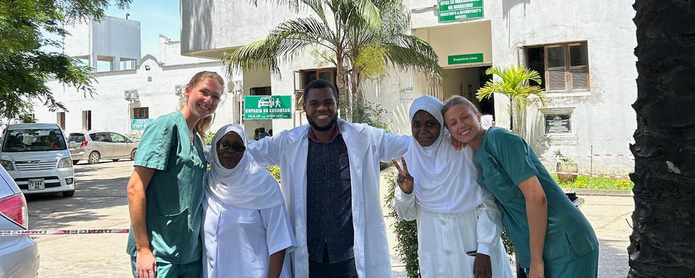 Dellie och Amanda med personal utanför Mnazi Mmoja Hospital, Zanzibar.