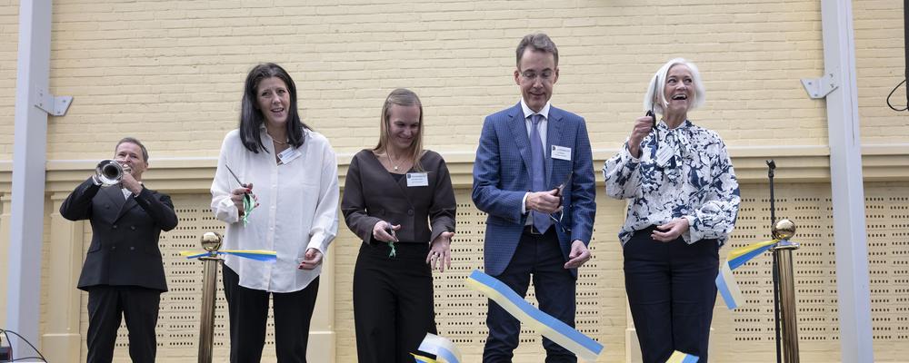 Fyra personer klipper av bandet vid invigningen av HVC.