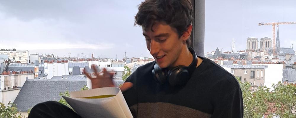 Matematikstudenten Elias Rydz Wullens sitter och pluggar inför tenta i Paris