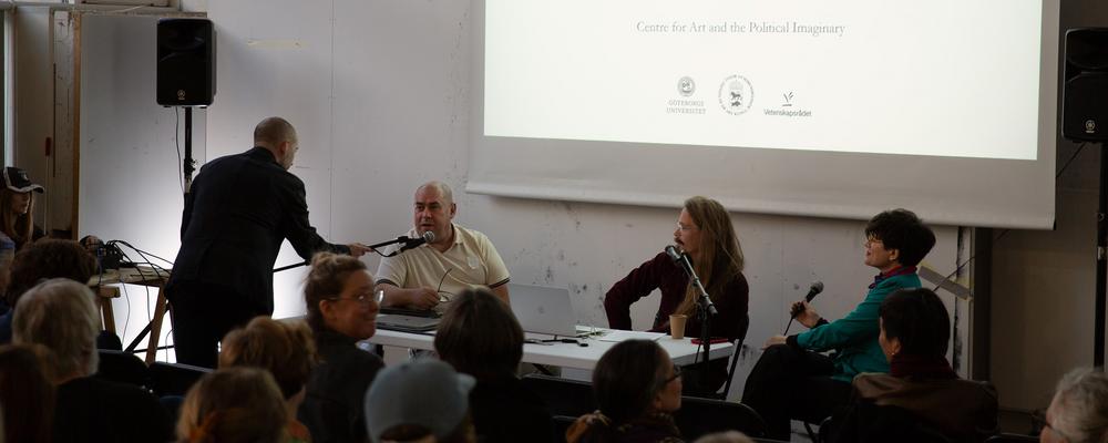 Personer i paneldiskussion