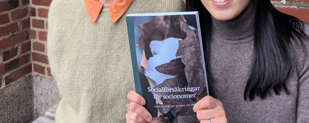 Sara Hultqvist och Jayeon Lee håller i boken de är redaktörer för, Socialförsäkringar för socionomer.