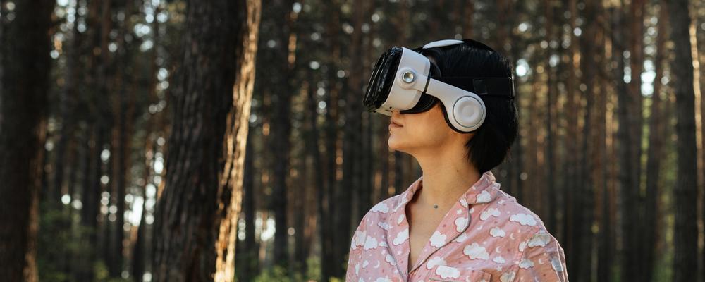 Person med VR–glasögon