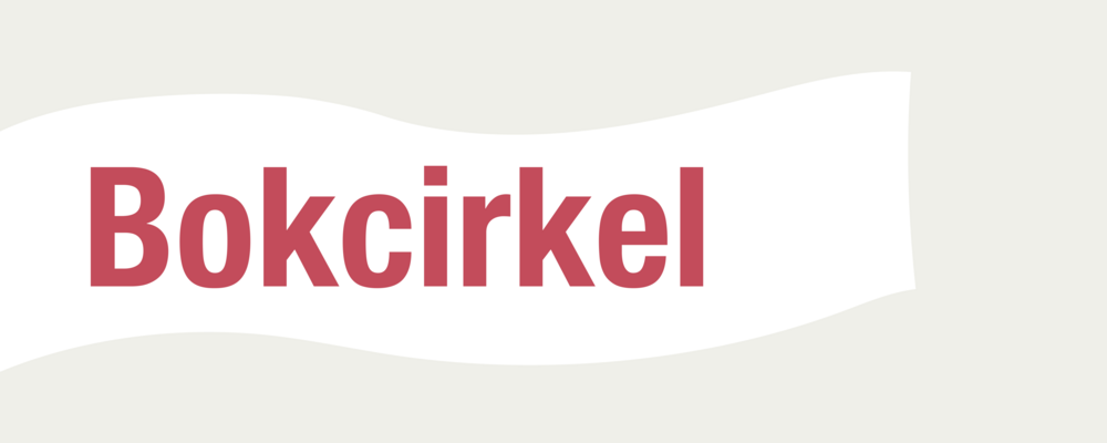 Ordet bokcirkel med röda bokstäver på en vit banner som ligger på en ljusbeige platta.