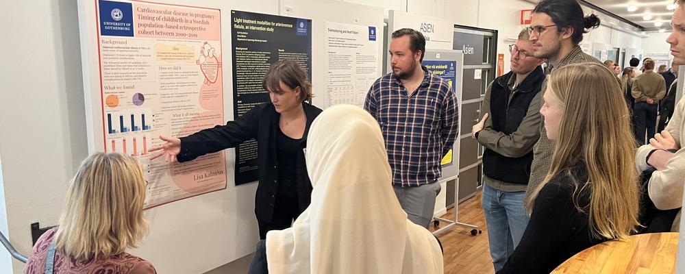 Läkarstudenter framför programmets posterutställning januari 2025.