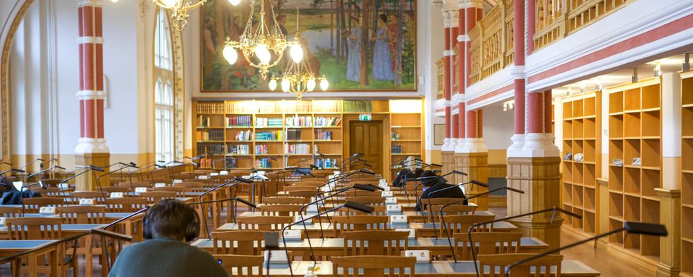 Foto som visar läsesalen på Samhällsvetenskapliga biblioteket på Vasagatan