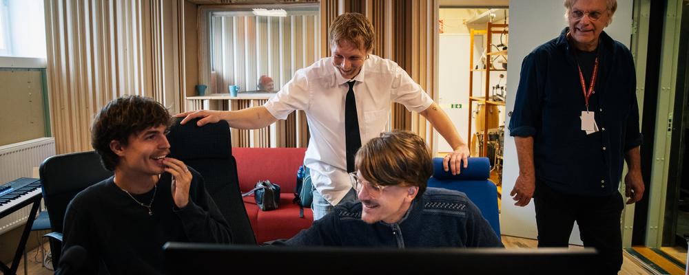 Fyra personer i en inspelningsstudio