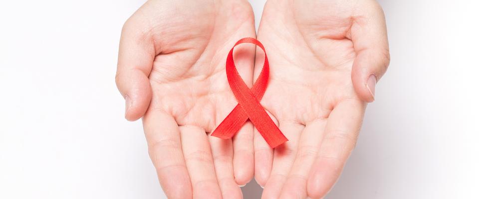 Det röda bandet är en internationell symbol för HIV-medvetenhet.