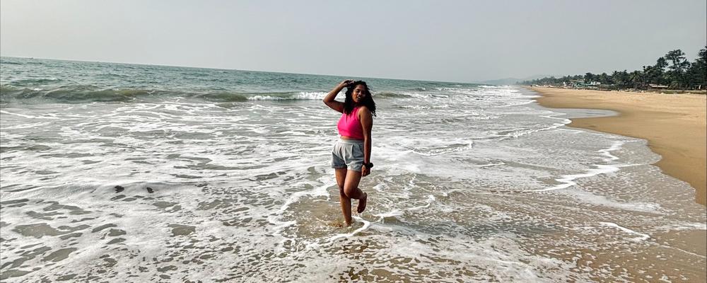 kvinna på stranden i Indien.