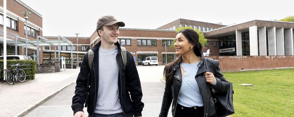 Två studenter går bort från Humanistiska biblioteket.