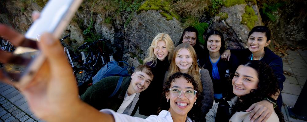 glada studenter som tar en selfie
