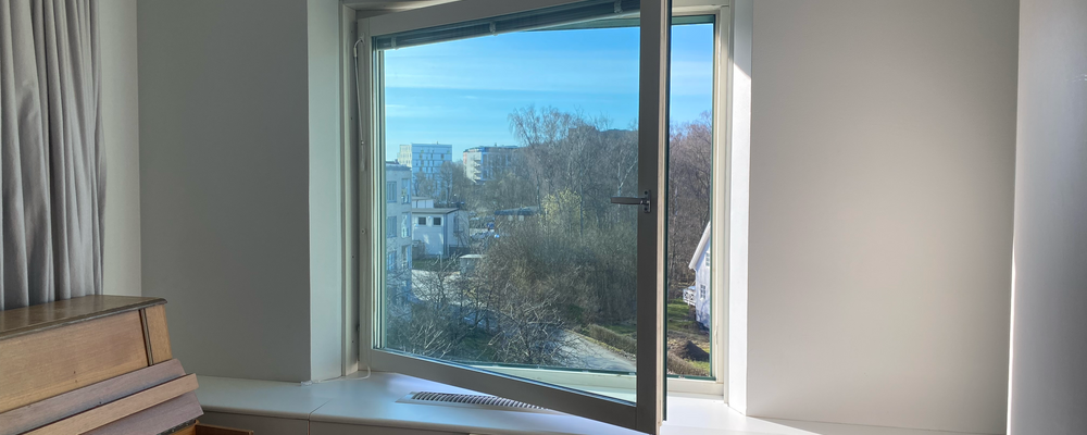 Ett öppet fönster i ett övningsrum