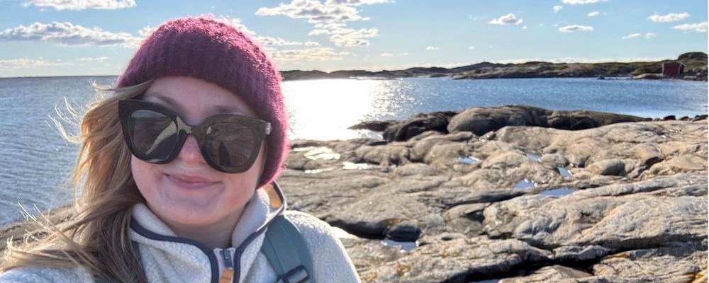 kvinna vid havet