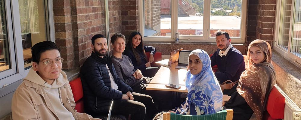 Studenter diskuterar tillsammans om mänskliga rättigheter