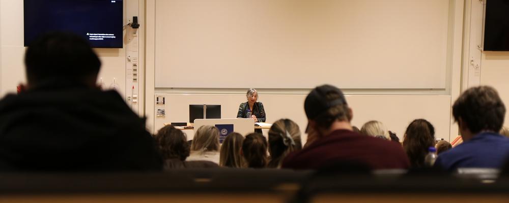 Författaren Annika Thor föreläser på Pedagogen