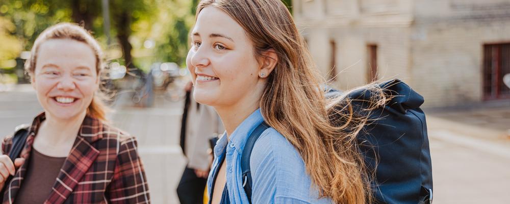 Studenter utanför C-huset på Pedagogen