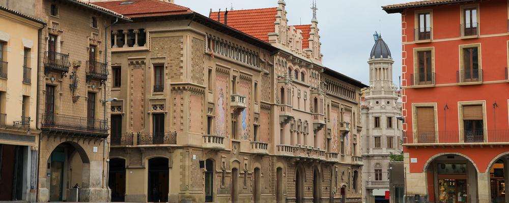 Stenbyggnader vid ett torg