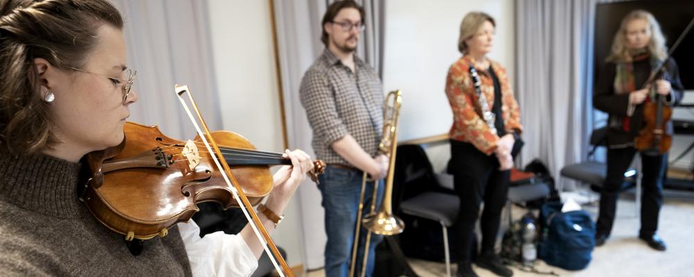 Flera personer spelar instrument