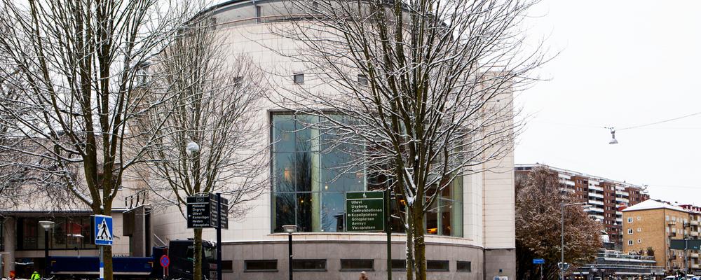 Photo of the facade of the Economic Library in a snow-covered winter landscape