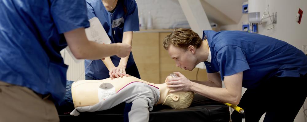 Tre studenter tränar hjärt-lungräddning på KTC.